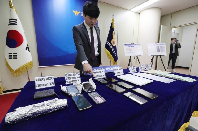 김기창 서울경찰청 지하철경찰대 수사계장이 지난 31일 성동구 왕십리역 서울지하철경찰대에서 베트남인 장물총책 및 절도범 등 15명 검거 브리핑을 하며 증거물을 공개하고 있다. 지하철경찰대는 훔친 휴대폰을 헐값에 매입해 베트남에 밀반출한 혐의로 베트남 국적의 불법체류자 장물총책 A씨를 구속하고 이들에게 훔친 휴대폰을 넘긴 부축빼기 전문 절도범 및 국내 장물업자 등 14명(7명 구속)을 검거했다고 밝혔다. 2023.4.2/뉴스1