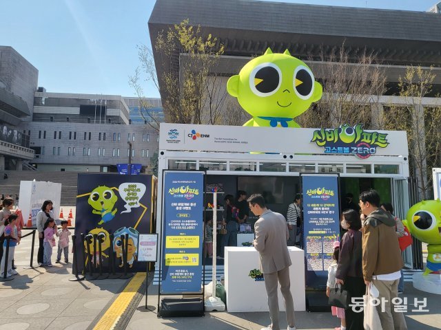 삼성 SK 현대자동차 LG 등이 서울 광화문 광장에 조성한 ‘광화에서 빛;아니다‘ 부스 모습. 기업 부스를 찾은 나들이객들이 각종 체험을 하며 엑스포 유치를 기원하고 있다. 홍석호 기자 will@donga.com