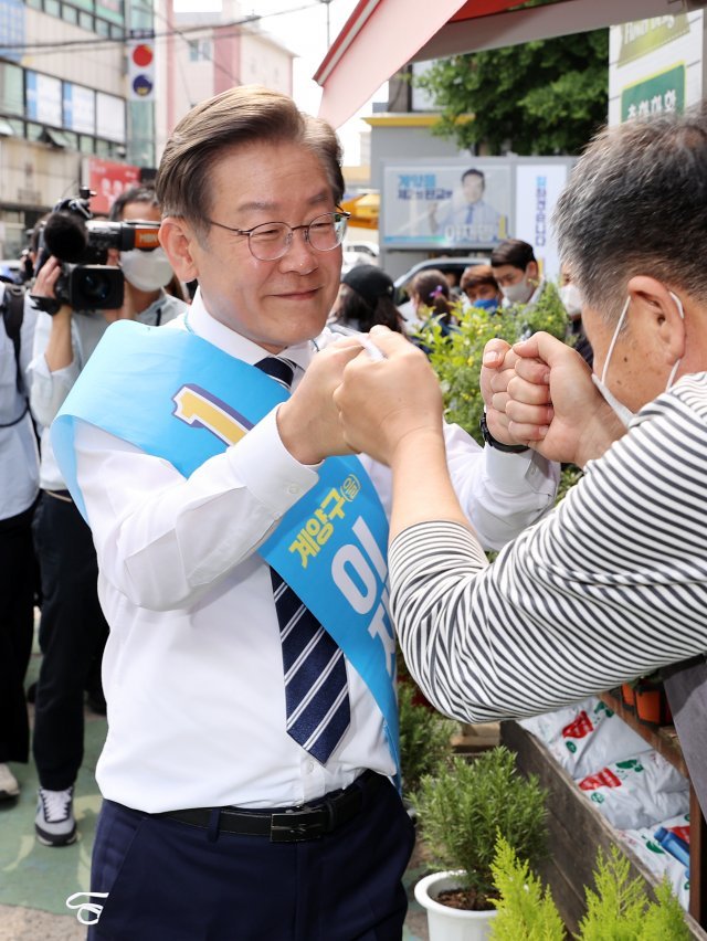 이재명 더불어민주당 총괄선거대책위원장이 20일 인천 계양구 계산3동 일대에서 시민들과 인사를 나누며 지지를 호소하고 있다. 2022.5.20/뉴스1