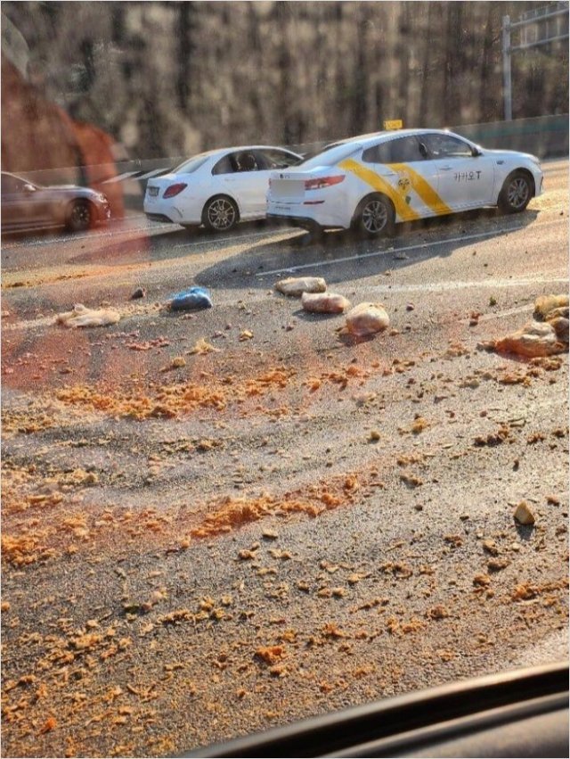 음식물 쓰레기를 여러 차들이 밟고 지나가 인근 고속도로가 더러워진 모습. 보배드림 갈무리