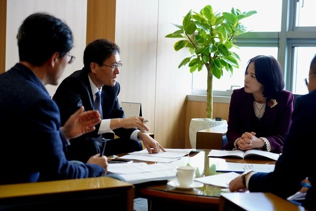 함진규 한국도로공사 사장을 만나 면담하는 이수희 서울 강동구청장. (강동구 제공)