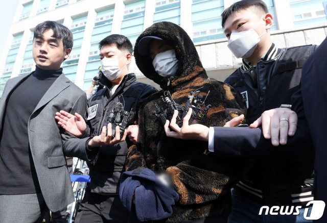 서울 강남 주택가에서 여성을 납치해 살해한 혐의를 받고 있는 피의자 이모씨가 3일 오전 서울 강남구 수서경찰서에서 영장실질심사를 위해 서울중앙지법으로 호송되고 있다. 
2023.4.3/뉴스1