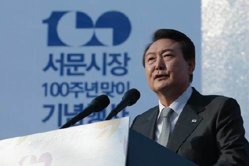 윤석열 대통령이 1일 오후 대구 서문시장에서 열린 ‘서문시장 100주년 기념식’에서 기념사를 하고 있다. 대통령실 제공