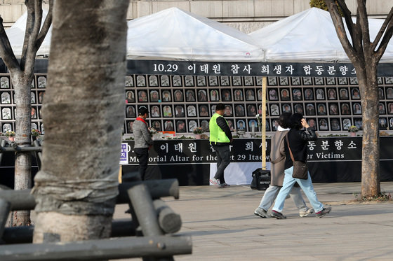서울 중구 서울광장에 설치된 이태원 참사 합동분향소 앞으로 시민들이 이동하고 있다.ⓒ News1
