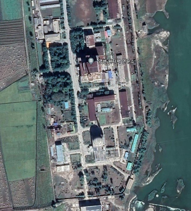북한 평안북도 영변 핵시설 내 5메가와트(㎿)급 원자로 맟 실혐용 경수로(ELWR) 건물 일대를 촬영한 위성사진 (구글 어스 캡처)