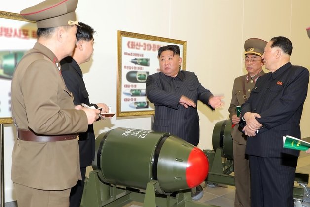 김정은 북한 노동당 총비서가 지난달 27일 핵무기 병기화 사업을 지도했다. (평양 노동신문=뉴스1)