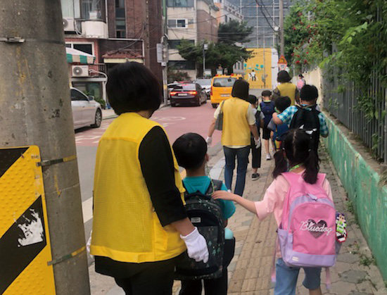 강동구 어린이들이 교통안전지도사와 함께 통학하는 모습. 강동구 제공