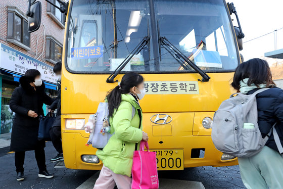 통학버스에서 내리는 초등학생들. /뉴스1