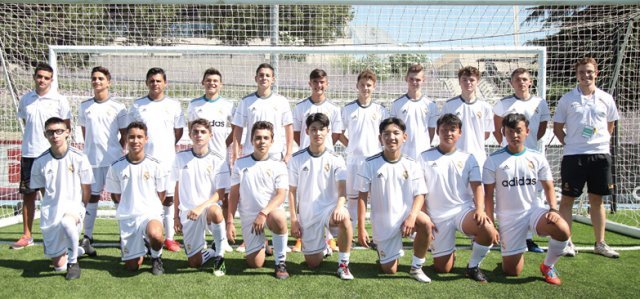 레알 마드리드 유소년 축구캠프 참가자들이 경기 전 기념사진을 촬영하고 있다. 레알 마드리드 재단 제공