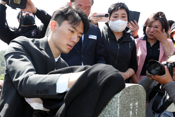 31일 오전 광주 북구 운정동 국립5·18민주묘지에서 전두환 전 대통령의 손자 전우원씨(27)가 오월 영령에 참배하고 있다. 2023.3.31. 뉴스1