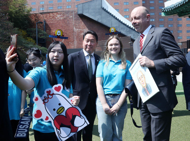 최태원 2030 부산세계박람회 유치지원 민간위원회 위원장(대한상의 회장)과 파트릭 슈페이트 BIE 실사단장이 대한상의 글로벌 서포터즈들과 셀카를 촬영하고 있다. 대한상의 제공