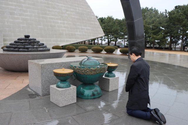 국민의힘 전당대회 최고위원 후보로 나선 태영호 의원이 12일 제주 4.3 평화공원 위령탑 앞에서 참배하고 있다. 태영호 의원 페이스북