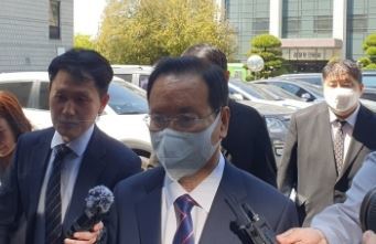 정치자금법 위반 혐의를 받는 하영제 의원이 3일 영장실질심사를 위해 창원지법에 출석하고 있다. 뉴스1