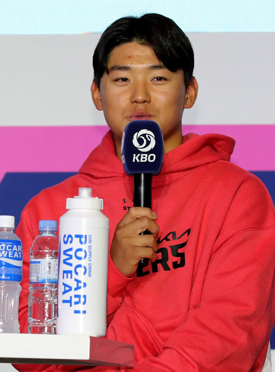 기아 타이거즈 김도영 선수가 30일 서울 용산구 그랜드 하얏트 서울 호텔에서 열린 신한은행 SOL 2023 KBO 미디어데이에서 취재진의 질문에 답하고 있다. 신한은행 SOL 2023 KBO 프로야구는 오는 4월 1일 개막한다. 2023.3.30 뉴스1