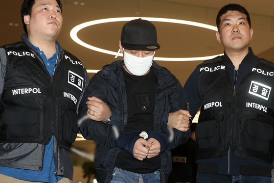 태국 파타야에서 불법 도박 사이트를 운영하다가 컴퓨터 프로그래머를 구타해 살해한 혐의를 받고 있는 김모씨(33)가 5일 오후 인천국제공항을 통해 송환되고 있다.  2018.4.5 뉴스1