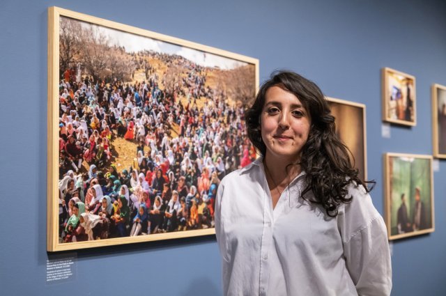 키아나 하예리와 그녀의 작품_출처 : Leica Camera