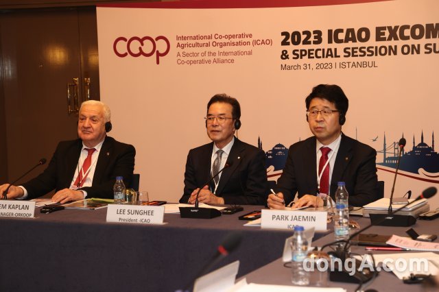 이성희 농협중앙회장(가운데)이 지난달 31일 튀르키예 이스탄불에서 세계 각국의 농업협동조합을 대표하는 집행위원과 함께 ‘ICAO 지속가능농업 세미나’에 참석하고 있다. 농협 제공