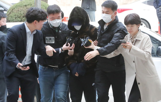 서울 강남 주택가에서 여성을 납치해 살해한 혐의를 받고 있는 피의자 이모씨가 영장실질심사를 위해 3일 서울 서초구 중앙지방법원으로 출석하고 있다. 황씨 등 3명은 지난달 29일 오후 11시46분쯤 서울 강남구 역삼동의 한 아파트 앞에서 귀가 중이던 40대 중반의 여성 피해자를 차량으로 납치해 살해한 뒤 시신을 유기한 혐의를 받고 있다. 2023.4.3/뉴스1