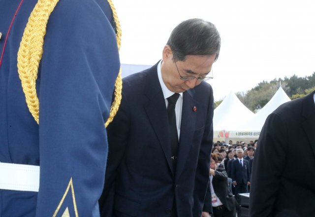 한덕수 국무총리가 3일 오전 제주시 봉개동 제주4·3평화공원에서 거행된 제75주년 제주4·3희생자 추념식에 참석해 참배하고 있다. (제주도사진기자회) 2023.04.03.