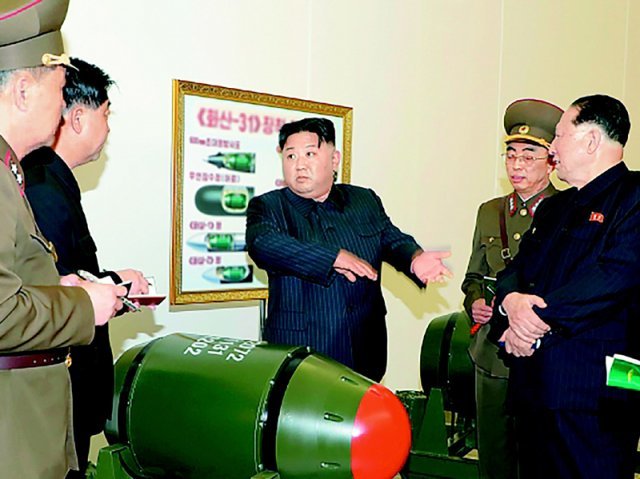 김정은 북한 국무위원장(가운데)이 지난달 27일 ‘핵무기 병기화 사업’을 지도했다면서 북한이 공개한 ‘화산-31’로 명명된 전술 핵탄두. 노동신문 뉴스1