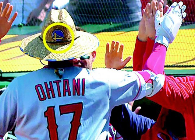 오타니 쇼헤이(LA 에인절스)가 3일 미국프로야구 메이저리그(MLB) 오클랜드 방문경기에서 5회초에 홈런을 친 뒤 더그아웃으로 
돌아와 미국프로농구(NBA) 골든스테이트 로고(점선 안)를 새긴 모자를 쓴 채 축하 인사를 받고 있다. 미국 NBC 방송 중계화면
 캡처