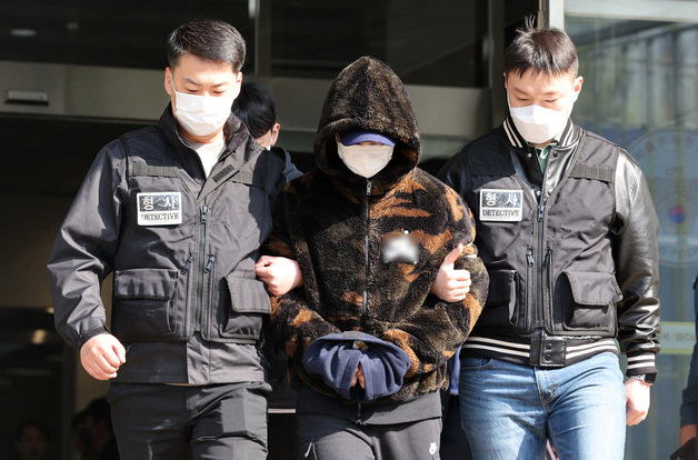 서울 강남 주택가에서 여성을 납치해 살해한 혐의를 받고 있는 피의자 이모씨가 3일 오전 서울 강남구 수서경찰서에서 영장실질심사를 위해 서울중앙지법으로 호송되고 있다. 2023.4.3. 뉴스1