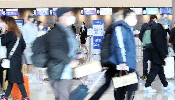 제주국제공항 국내선 출발층에서 공항 이용객들이 이동하고 있다.2023.1.30/뉴스1 ⓒ News1 오현지 기자