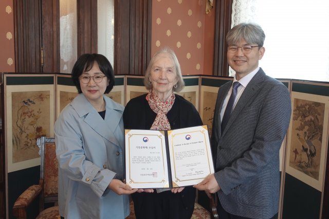 지난달 28일(현지 시간) 미국 워싱턴 소재 주미대한제국공사관에서 열린 기증서 전달식에 참석한 게일 허 여사(가운데)가 기증서를 손에 들고 있다. 국립광주박물관 제공