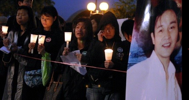 2004년 4월1일 홍콩에서 팬들이 배우이자 가수였던 장국영의 사망 1주기를 기념하기 위해 촛불을 들고 있다. 2004.04.01ⓒ AFP=뉴스1