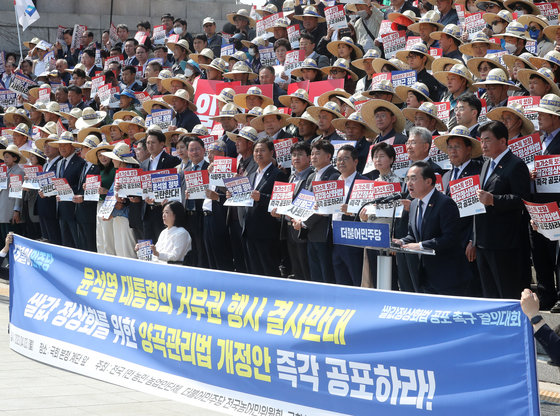 박홍근 더불어민주당 원내대표가 3일 오후 서울 여의도 국회 본청 앞에서 열린 더불어민주당 쌀값 정상화법 공포 촉구 결의대회에서 발언을 하고 있다. 2023.4.3/뉴스1