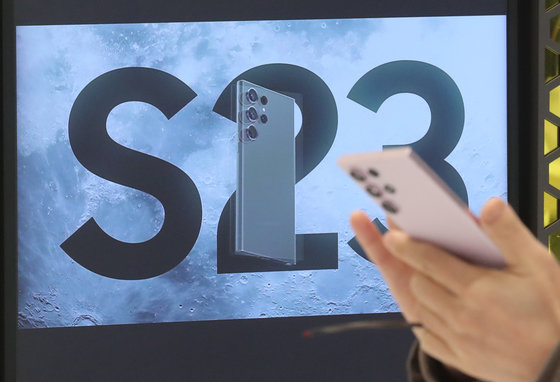 갤럭시 S23 시리즈 사전판매 예약이 시작된 지난 2월7일 서울 마포구 삼성디지털프라자 홍대본점에서 시민들이 갤럭시S23 시리즈를 살펴보고 있다. 2023.2.7/뉴스1 ⓒ News1
