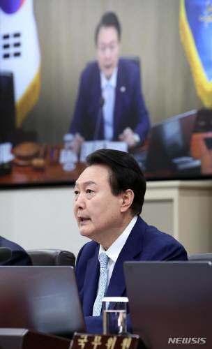 윤석열 대통령이 4일 서울 용산 대통령실 청사에서 열린 국무회의를 주재하고 있다. (대통령실통신사진기자단) 2023.04.04. 뉴시스