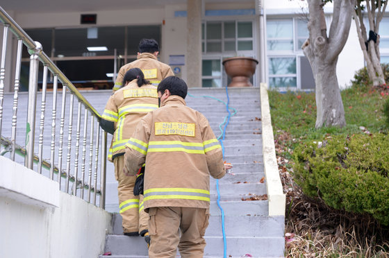4일 오후 전남 함평군 신광면 신광중학교에 마련된 산불현장지휘본부에서 산불 현장에 투입됐던 소방대원들이 식사를 하기 위해 이동하고 있다. 2023.4.4/뉴스1