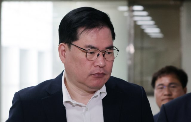 유동규 전 성남도시개발공사 사장 직무대리가 4일 오전 서울 서초구 서울중앙지방법원에서 열린 이재명 더불어민주당 대표의 최측근인 정진상 전 민주당 대표실 정무조정실장의 특정범죄가중처벌 관련 공판에 출석하고 있다. 뉴스1
