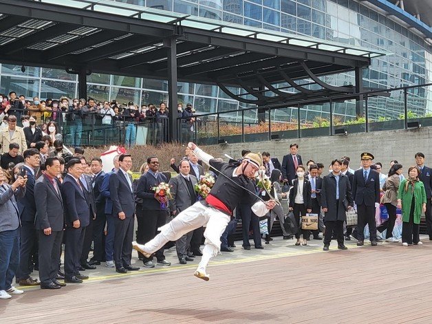 BIE 실사단과 박형준 부산 시장이 부산역 야외 광장에서 상모수 환영 공연을 관람하고 있다.