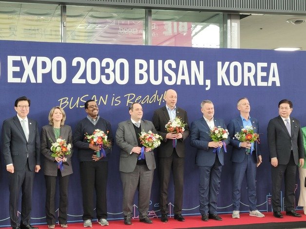 디미트리 케르켄테츠 BIE 사무총장과 파트릭 슈페히트 BIE 실사단장을 중심으로 BIE 실사단이 부산역 포토존에서 기념사진을 찍고 있다.2023.4.4/뉴스1