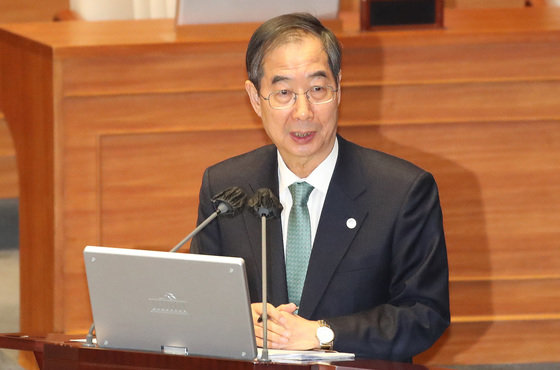 한덕수 국무총리가 4일 오후 서울 여의도 국회에서 열린 제405회 국회(임시회) 제2차 본회의 경제 분야 대정부질문에서 강대식 국민의힘 의원의 질문에 답하고 있다. 2023.4.4/뉴스1 ⓒ News1 임세영 기자