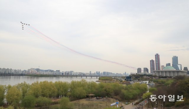 대한민국 공군 특수비행팀 ‘블랙이글스’가 연막을 내뿜으며 여의도 상공으로 진입하고 있다. 김재명 기자 base@donga.com