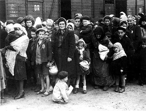 제2차 세계대전이 한창이던 1940년대 초 나치가 폴란드에 설치한 아우슈비츠 강제수용소에 끌려온 유대인들.  독일연방공화국 아카이브