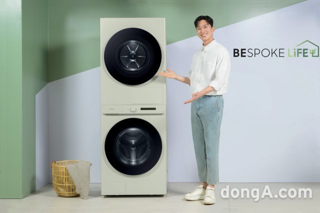 삼성전자 모델이 \'비스포크 그랑데 AI 원바디 Top-Fit\' 제품을 소개하고 있는 모습. 삼성전자 제공