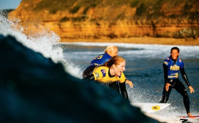 호주에서 서핑을 즐기고 있는 시민들. @SurfGirlMag 트위터 캡처