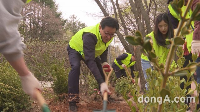 이재식 농협중앙회 부회장은 4일 경기도 고양시 소재 농협대학교에서 열린 ‘61천그루 나무심기’ 캠페인에 참여하면서 나무를 심고 있다. 농협 제공