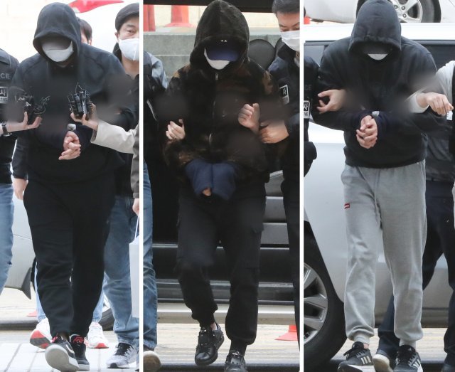 서울 강남 주택가에서 여성을 납치해 살해한 혐의를 받고 있는 피의자들이 영장실질심사를 위해 3일 서울 서초구 중앙지방법원으로 출석하고 있다. 이 씨 등 3명은 지난달 29일 오후 11시 46분경 서울 강남구 역삼동의 한 아파트 앞에서 귀가 중이던 40대 중반의 여성 피해자를 차량으로 납치해 살해한 뒤 시신을 유기한 혐의를 받고 있다. 2023.4.3. 뉴스1