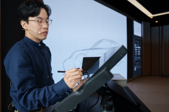 정우성 디자이너가 포르쉐 디자인 스케치를 선보이고 있다.  사진 제공 ｜포르쉐코리아