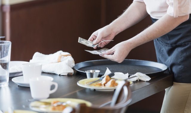 미국 풀서비스 레스토랑에선 음식값의 20%를 팁으로 주는 것이 당연하게 여겨진다. 많은 레스토랑 서버들이 낮은 임금을 받기 때문에 팁은 필수다. 게티이미지