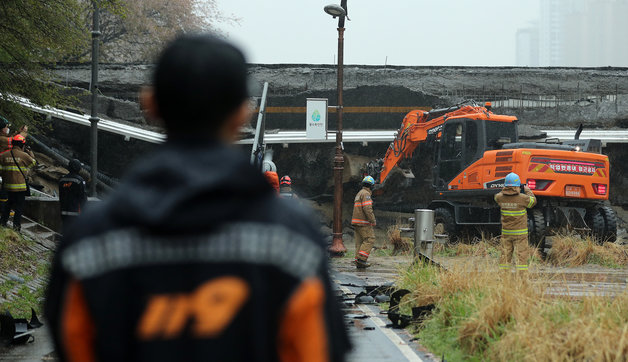 5일 오전 경기 성남시 분당구 정자동 정자교 보행로 일부 구간과 난간이 붕괴되는 사고가 발생, 소방 대원 등이 분주히 현장을 수습하고 있다. 이 사고로 30대 여성 A씨가 숨지고 30대 남성 B씨는 중상을 입어 병원에서 치료 중이다. 2023.4.5/뉴스1