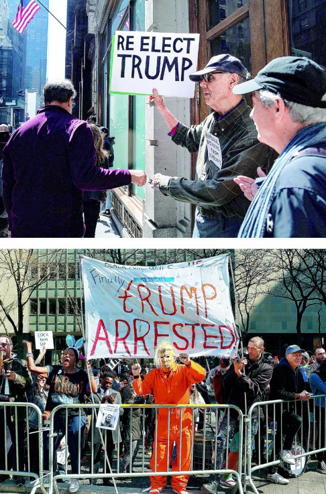 “재선” vs “체포” 갈라진 미국 4일 미국 뉴욕 맨해튼의 ‘트럼프타워’ 앞에서 도널드 트럼프 전 대통령의 지지자가
 ‘트럼프 재선’이라고 적힌 문구를 들어 보이며 트럼프 전 대통령에 대한 지지 의사를 표하고 있다(왼쪽 사진). 같은 날 뉴욕 
형사법원 앞에서는 트럼프 반대파들이 ‘트럼프 체포’라고 쓴 플래카드를 들고 그의 구속을 촉구했다. 트럼프 전 대통령의 거취를 
둘러싸고 완전히 분열된 미국의 현주소를 보여준다는 지적이 나온다. 뉴욕=AP 뉴시스