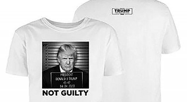 도널드 트럼프 전 미국 대통령의 가짜 머그샷(범죄자 촬영 사진)이 들어간 티셔츠. 트럼프 캠프는 이 티셔츠를 판매하면서 정치적 반격 수단으로 활용하고 있다. 도널드 트럼프 대선 캠프 웹사이트 캡처