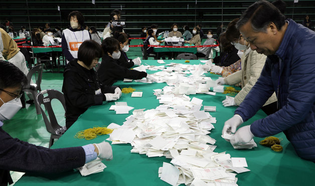 4·5 울산교육감 보궐선거가 종료된 5일 오후 울산 남구 문수체육관에 마련된 개표소에서 개표 사무원들이 개표작업을 하고 있다. 2023.4.5 뉴스1