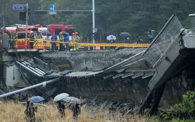 지난 5일 오전 경기 성남시 분당구 정자동 정자교 보행로 일부 구간과 난간이 붕괴하는 사고가 발생해 현장이 통제되고 있다. 뉴스1